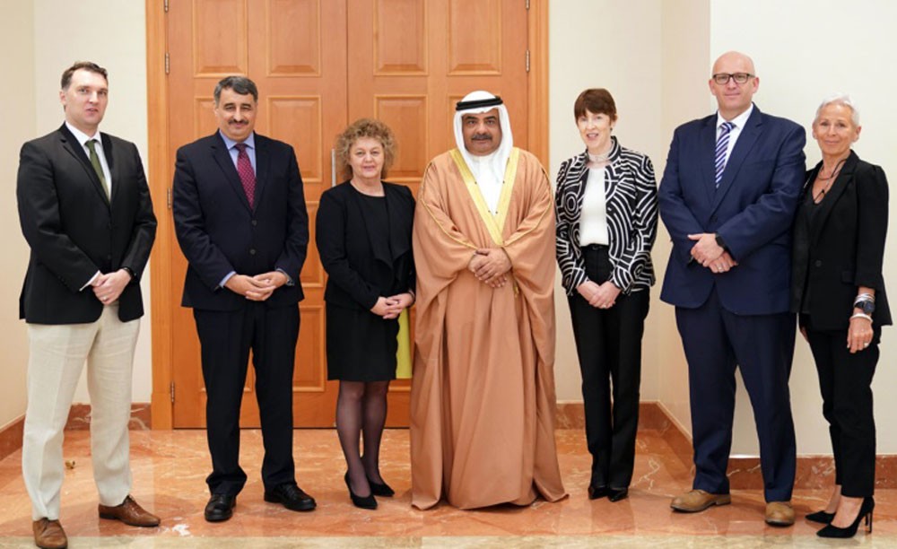سمو الشيخ سلمان بن خليفة يستقبل وفدًا من الكلية الملكية للجراحين في إيرلندا