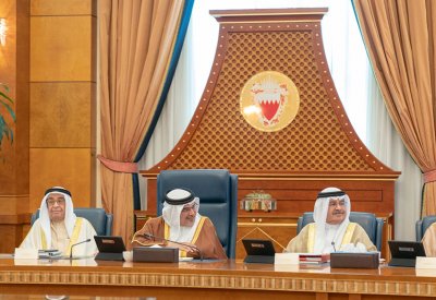 سمو رئيس الوزراء يوجه بإلغاء رسوم 200 خدمة حكومية وإعفاء 220 خدمة من "المضافة"