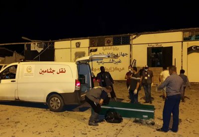 مقتل 40 مهاجرا بقصف مركز في طرابلس.. وتبادل للاتهامات