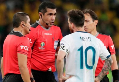 ميسي يتهم الحكم و(كونميبول) بالتواطؤ مع البرازيل