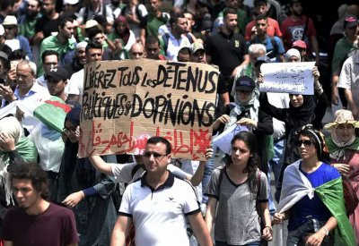 الجزائر.. تفاؤل حذر بعد مبادرة بن صالح لحلّ الأزمة