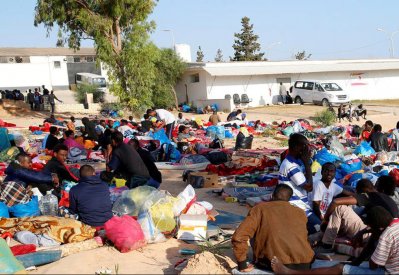 بعد تعرضه لغارتين.. 300 مهاجر لا يزالون بمركز تاجوراء بطرابلس