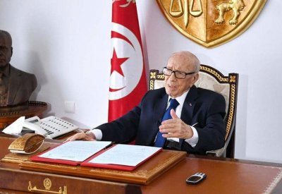  السبسي يظهر لأول مرة رسميا بعد "وعكته" الصحية