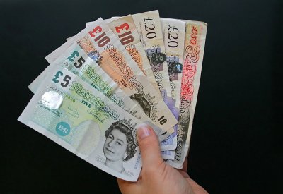 الاسترليني يهبط لأدنى مستوى في 6 أشهر