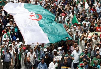 الجزائر.. المعارضة تطرح وثيقة للحل "تتجنب صدام" مع الجيش