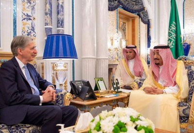  العاهل السعودي يستقبل وزير المالية البريطاني