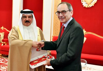 جلالة الملك المفدى يتفضل بمنح وسام البحرين من الدرجة الأولى لسفير المملكة المتحدة