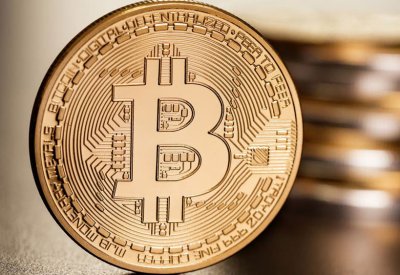 "بيتكوين" تتمسك بمكاسبها وسط آمال "ليبرا"