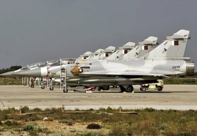 رويترز: تصادم مقاتلتَيْن في قطر ونجاة طيارَيْهما