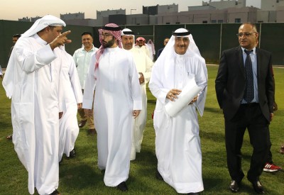 المؤيد يزور نادي سترة ويبحث احتياجاته وتطوير منشآته