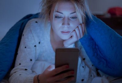 ساعة واحدة من الضوء الأزرق ليلا قد تصيبك بالسكري