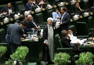 طهران تهدد بـ"الخطوة الثالثة" وتقليصات نووية جديدة