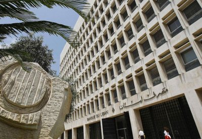  لبنان.. البنوك تجتذب الدولارات بودائع مرتفعة الفائدة