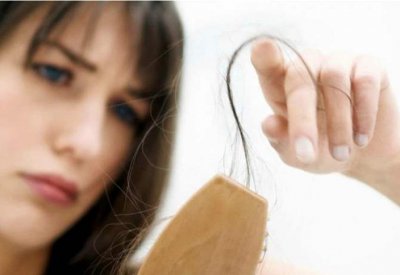 أعراض تُنذر بتدهور صحي إذا ترافقت مع تساقط الشعر.. انتبهوا لها!