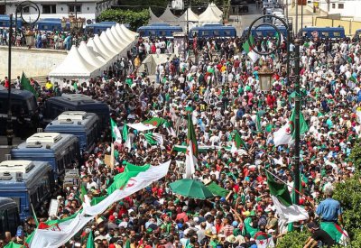 تواصل المظاهرات بالجزائر ورجل يحاول إشعال النار في نفسه