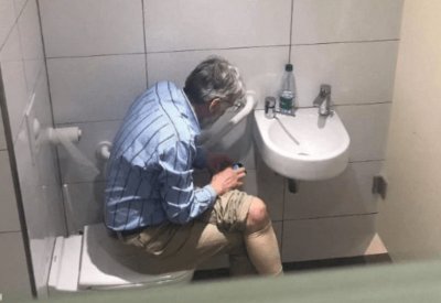  صورة لاعب شطرنج في المرحاض تثير صدمة.. وتهمة الغش تلاحقه