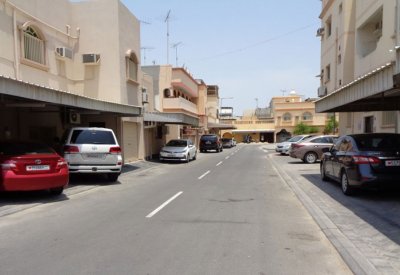 مدير إدارة مشاريع وصيانة الطرق يتفقد مشروع إعادة تأهيل وتطوير طرق مدينة عيسى