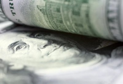 صندوق النقد: الدولار أعلى من قيمته الحقيقية بـ12%