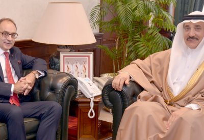 وزير العمل يودع السفير البريطاني ويشيد بجهوده في تطوير علاقات بلاده مع البحرين