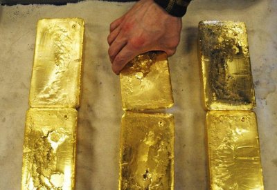 للمرة الأولى منذ سنوات.. الذهب يتجاوز 1450 دولارا