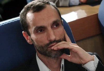 إيران.. مساعد أحمدي نجاد يصاب بجلطة في السجن