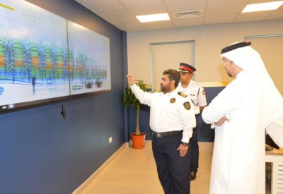 رئيس الجمارك يتفقد إجراءات تشغيل جهاز الماسح الضوئي بميناء خليفة