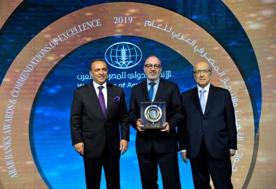 بنك الاثمار يحصل على جائزة إقليمية مرموقة للتمويل الشخصي  