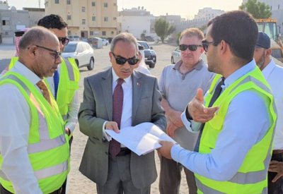 خلف يتفقد مراحل العمل في مشروع تطوير الواجهة البحرية للمعامير