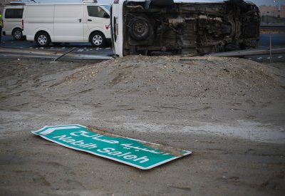بالصور : وفاة سائق آسيوي و إصابة آخرين بحادث مروري على "جسر سترة"