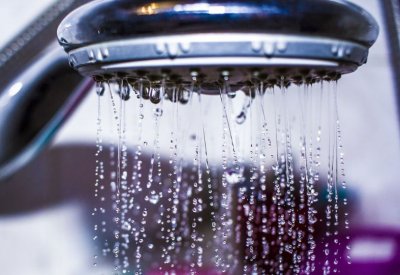 8 أخطاء شائعة نفعلها باستمرار خلال الاستحمام تضر بالبشرة