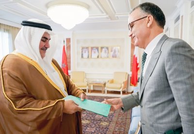 معالي وزير الخارجية يتسلم نسخة من أوراق اعتماد سفير فوق العادة مفوض للمملكة المغربية المعين لدى البحرين