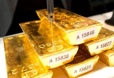 أسعار الذهب تتراجع بفعل ارتفاع الدولار وجني الأرباح