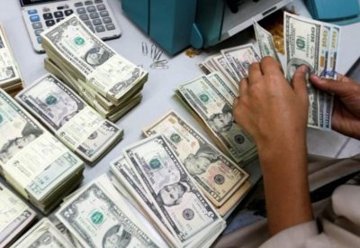 الدولار يظل عند أعلى مستوى في شهرين قبل بيانات النمو الأميركي