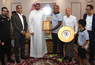 الأمين العام لاتحاد الكرة يكرم لاعبي منتخب الأكاديمية