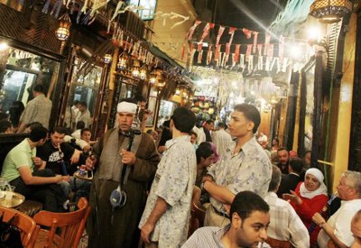 محافظة مصرية تقرر غلق المقاهي منتصف الليل لمنع الطلاق!