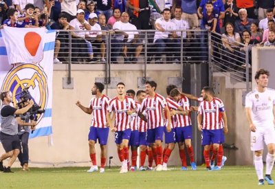 أثناء سباعية أتلتيكو.. برشلوني يغضب جماهير ريال مدريد بتصرف مستفز
