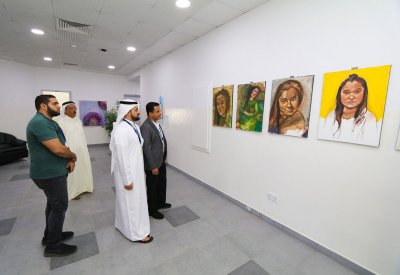 لوحات طلابية لخريجي الفنون بجامعة البحرين تستنطق قضايا المجتمع