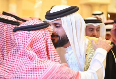 سمو رئيس الحرس الوطني وسمو الشيخ ناصر بن حمد يقدمان تعازي جلالته لأمير الرياض