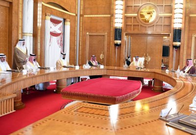 جلالة الملك يستقبل الهيئة العليا لنادي راشد للفروسية وسباق الخيل