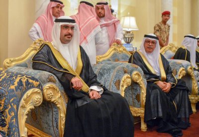سمو الشيخ خليفة بن علي يقدم واجب العزاء لأمير منطقة الرياض  