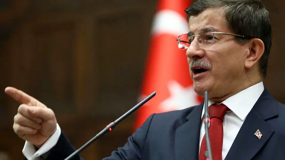 داود أوغلو يوجه انتقاداً لاذعاً لحزب أردوغان بعد هزيمة اسطنبول