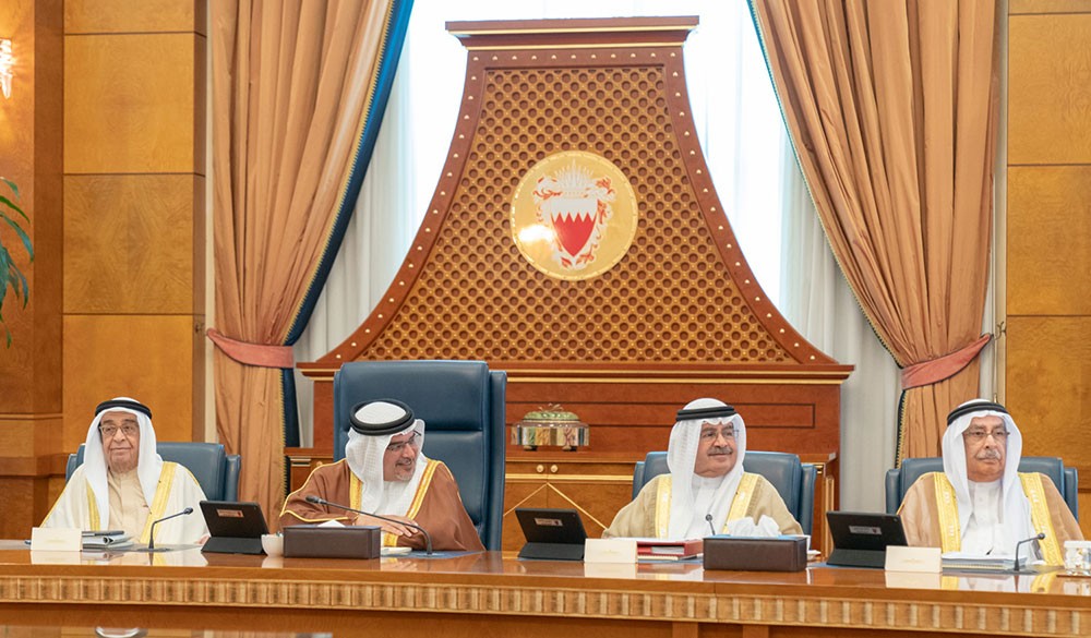 سمو رئيس الوزراء يوجه بإلغاء رسوم 200 خدمة حكومية وإعفاء 220 خدمة من "المضافة"