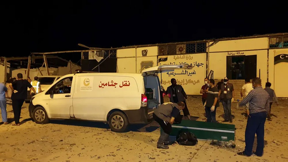 مقتل 40 مهاجرا بقصف مركز في طرابلس.. وتبادل للاتهامات