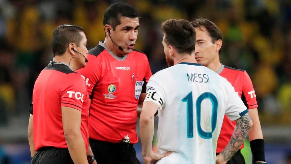 ميسي يتهم الحكم و(كونميبول) بالتواطؤ مع البرازيل