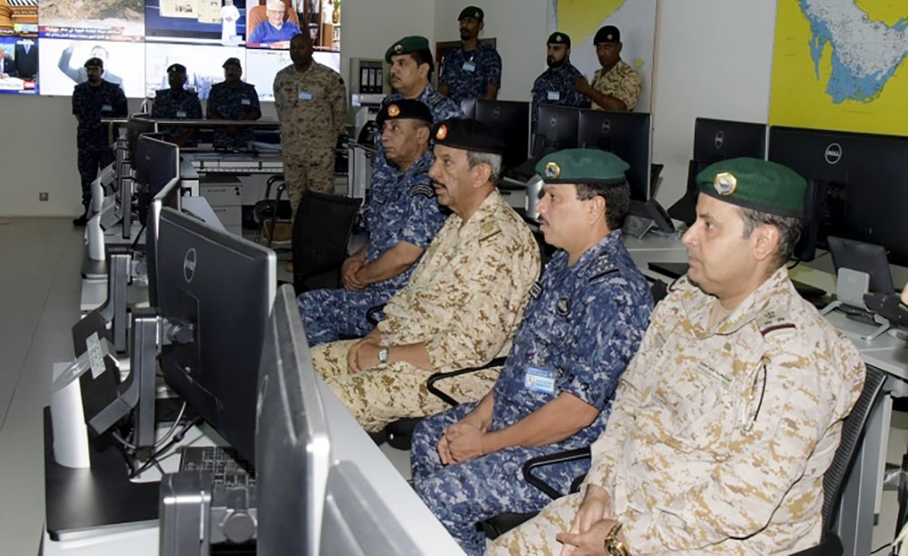القائد العام لقوة الدفاع يقوم بزيارة لمركز العمليات البحري الموحد لدول مجلس التعاون