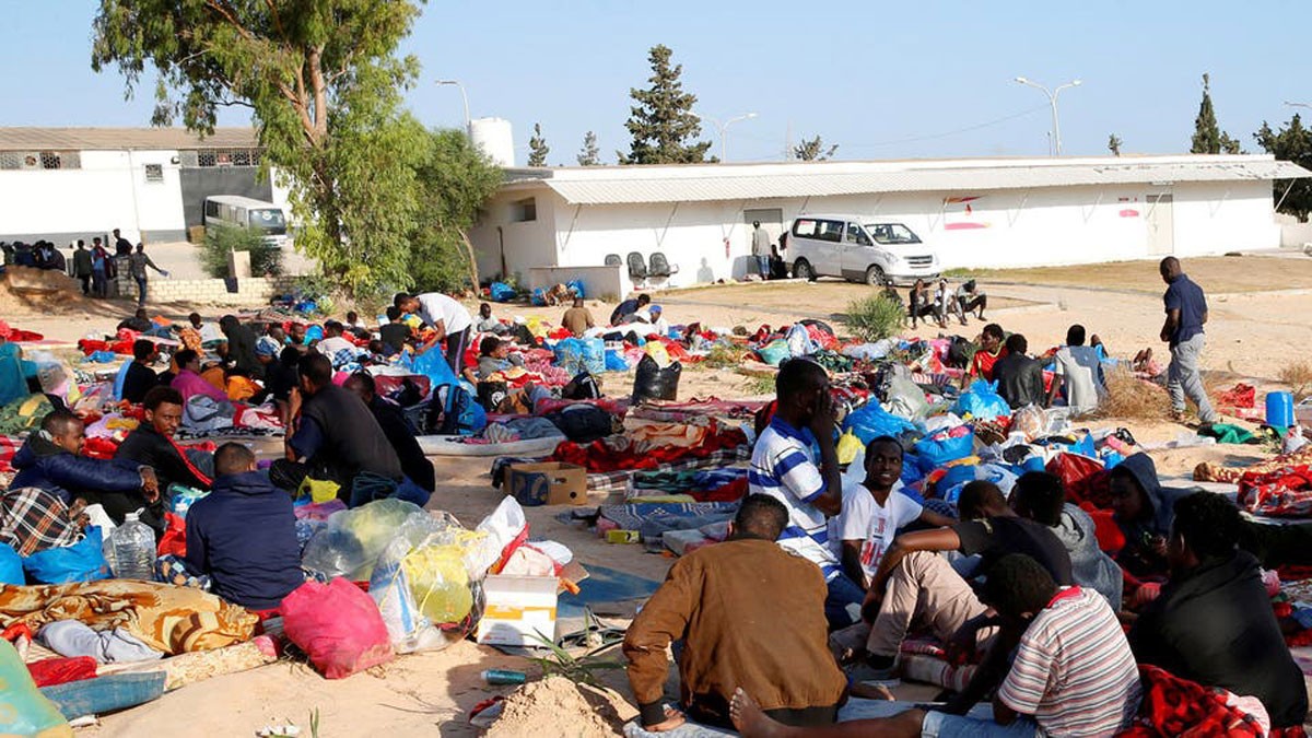 بعد تعرضه لغارتين.. 300 مهاجر لا يزالون بمركز تاجوراء بطرابلس