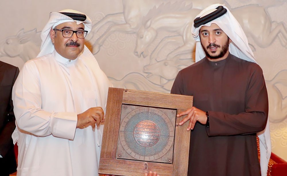 سمو الشيخ خالد بن حمد يستقبل اللجنة المنظمة لمسابقة سموه للذكاء الاصطناعي
