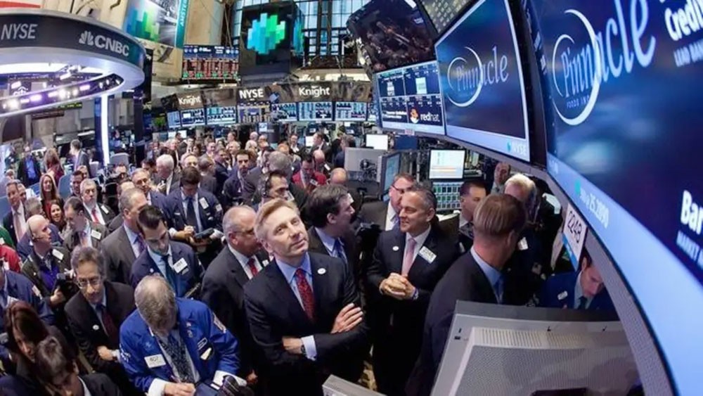 الحذر يدفع المستثمرين لسحب 15 مليار دولار من صناديق الأسهم