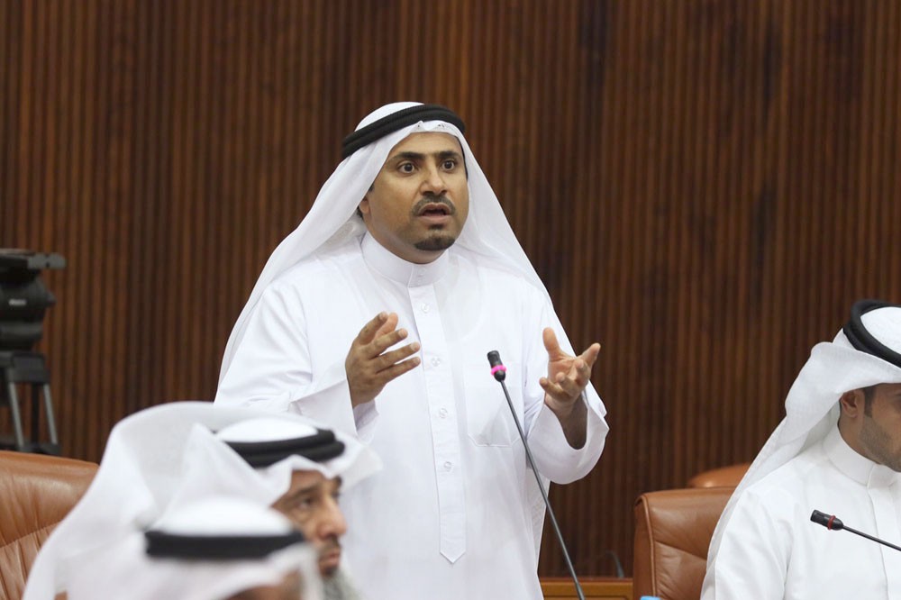 العسومي يطالب بوضع خطة وآلية واضحة لتطبيق قرار "منع الأكياس البلاستيكية"