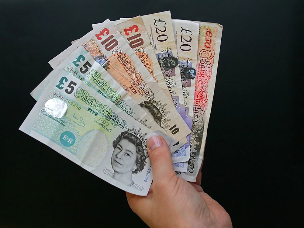 الاسترليني يهبط لأدنى مستوى في 6 أشهر